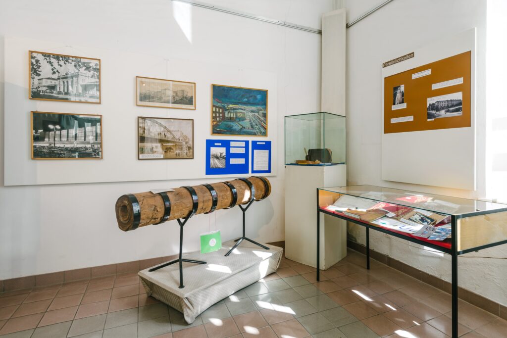 Ausstellungsansicht mit Wasserleitungsrohr, Bezirksmuseum Rudolfsheim-Fünfhaus, Foto: Klaus Pichler