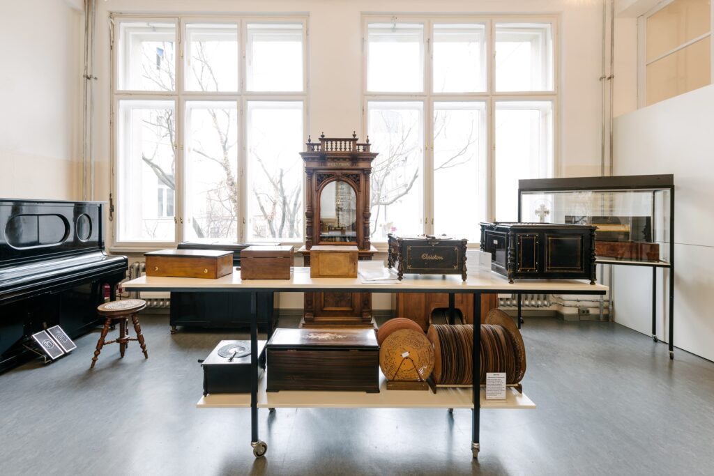 Blick in den Ausstellungsbereich zu mechanischen Musikgeräten, Foto: Klaus Pichler/Wiener Phonomuseum