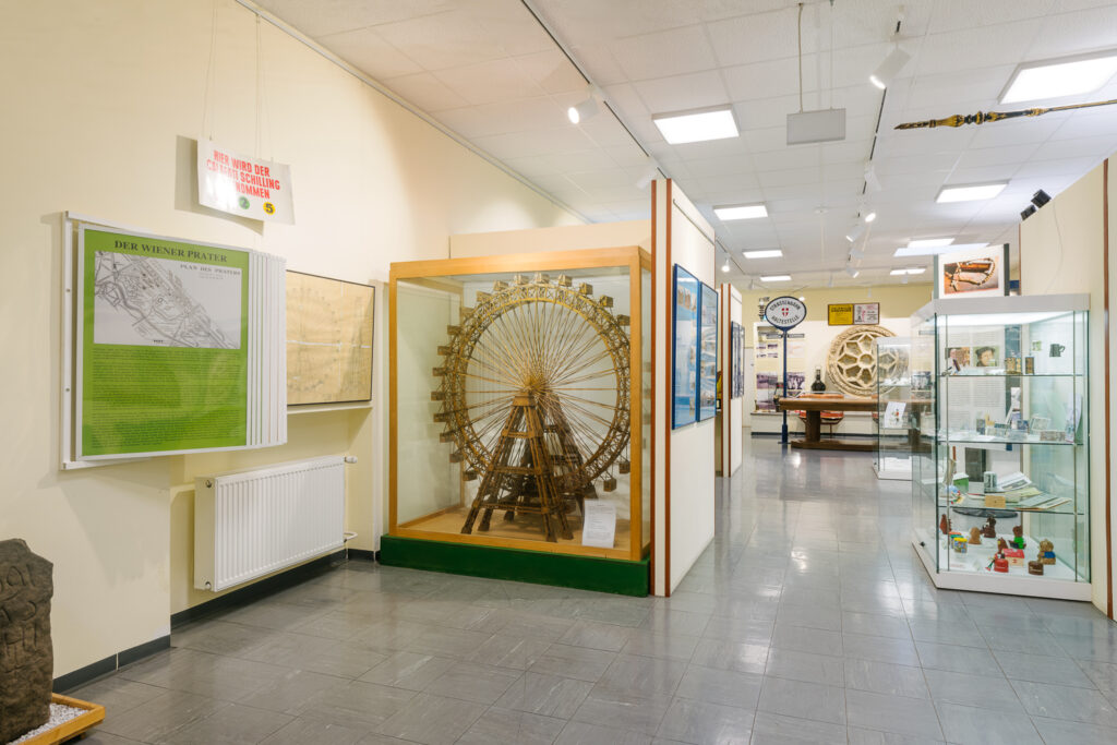 Blick in die Dauerausstellung des Bezirksmuseums Leopoldstadt, das Modell des Riesenrads als gut sichtbares Exponat auf der linken Seite