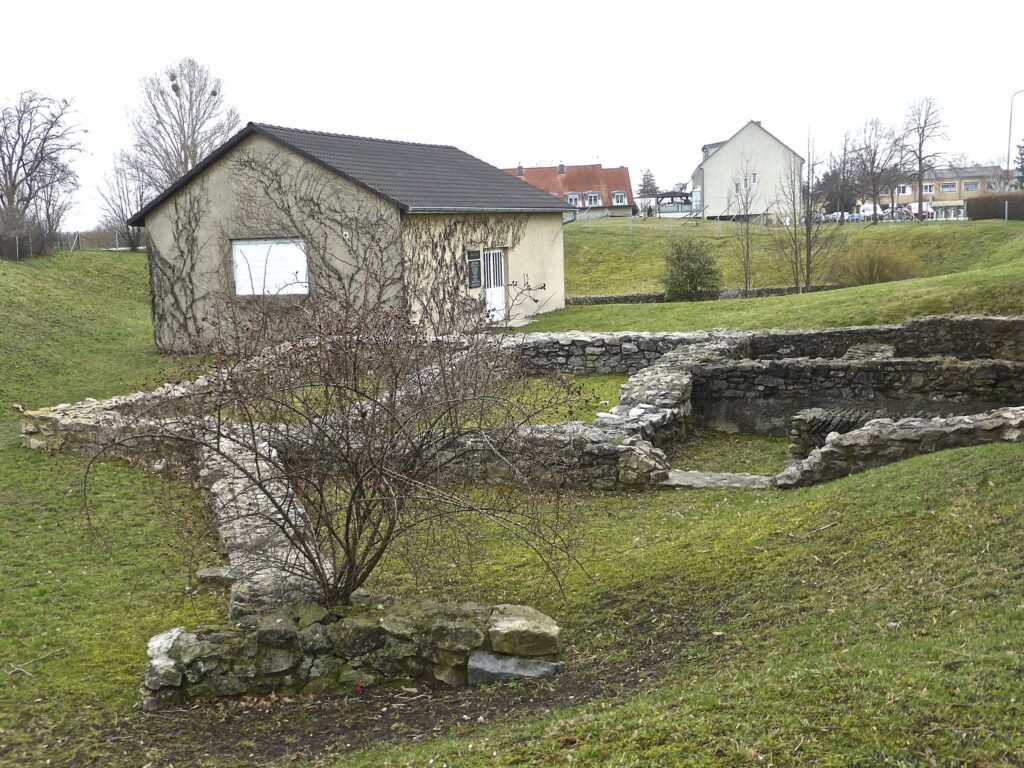 Schauraum „Domus Devomari“ neben der Johanneskirche und Mauerreste aus römischer Besiedlungszeit, Foto: Bezirksmuseum Favoriten