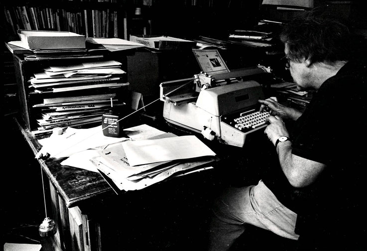Erich Fried am Schreibtisch (1970er Jahre), Foto: Catherine Fried / Alseum